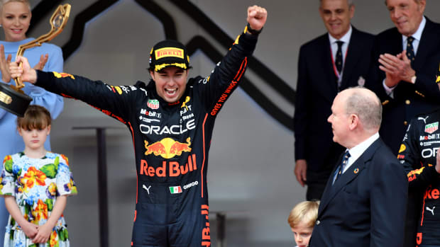 Checo Pérez celebra triunfo en Mónaco